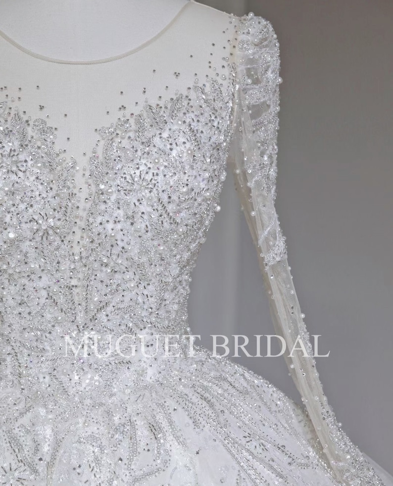 Vestido de novia de lujo con cuentas y mangas largas, brillante y glamuroso, con escote en V, estilo princesa hada y lentejuelas brillantes. imagen 5
