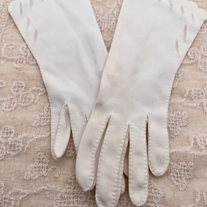 Vintage Ladies Gloves White Size 7 Nylon