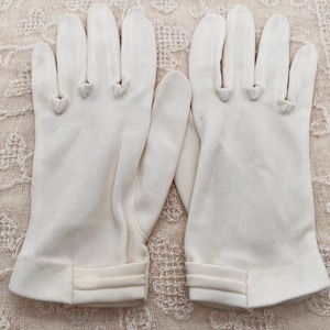 Vintage Ladies Gloves White Size 7 Nylon