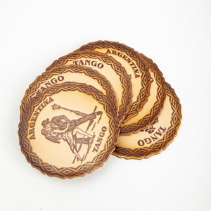 Juego de Seis Posavasos de Cuero Hechos en Argentina I Diseño en Cuero Tallado I Regalo Artesanal I Souvenir Argentino