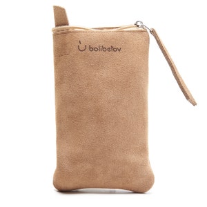 Puede incluir: Una bolsa de cierre con cremallera de ante marrón con el texto "bolibelov" en letras marrones.