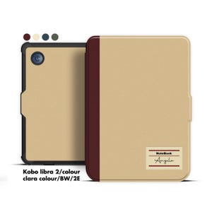Op de afbeelding: Een beige Kobo Libra 2 e-reader hoesje met een bordeauxrode rug en een zwart frame. De hoes heeft een label met de tekst "Notebook Angela". De tekst "Kobo libra 2/colour clara colour/BW/2E" is ook zichtbaar.