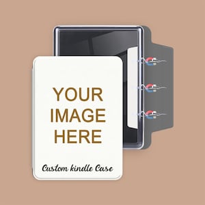 Könnte beinhalten: Eine weiße, rechteckige Kindle-Hülle mit dem braunen Text YOUR IMAGE HERE und dem kursiven Schriftzug Custom kindle Case. Die Hülle ist mit einem Gerät mit dunklem Bildschirm und drei kleinen Magnetsymbolen auf der rechten Seite abgebildet.