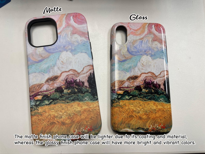 Puede incluir: Dos fundas para tel&eacute;fono con una pintura de un paisaje con un campo de trigo, colinas y un cielo nublado. La funda de la izquierda es mate y la funda de la derecha es brillante. El texto "Matte" est&aacute; encima de la funda de la izquierda y el texto "Gloss" est&aacute; encima de la funda de la derecha.