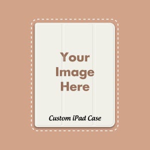 Könnte beinhalten: Eine cremefarbene iPad-Hülle mit dem Text "Your Image Here" in Braun und "Custom iPad Case" in Schwarz. Die Hülle hat ein dreifaches Design und ist vor einem hellbraunen Hintergrund mit einem weißen gepunkteten Rand platziert.