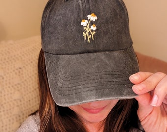 Daisy April Birth Flower Hand-Embroidered Baseball Cap