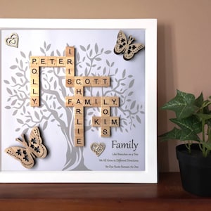 Árbol genealógico con letras de Scrabble personalizadas y enmarcadas