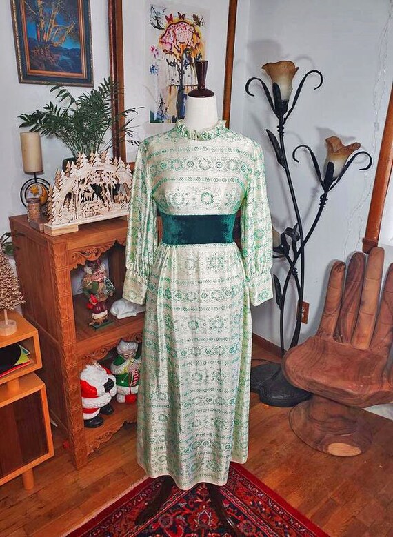 Vintage 70s Green Embroidered Cottagecore Prairie