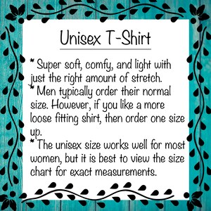 Op de afbeelding: Een tekstbeschrijving van een unisex T-shirt. De tekst luidt: * Super zacht, comfortabel en licht met precies de juiste hoeveelheid stretch. * Mannen bestellen meestal hun normale maat. Als je echter een losser zittend shirt wilt, bestel dan een maat groter. * De unisex maat is geschikt voor de meeste vrouwen, maar het is het beste om de maattabel te bekijken voor exacte metingen.