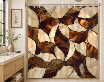Puede incluir: Una cortina de ducha con un patrón abstracto repetitivo de formas entrelazadas en tonos crema, beige y marrón oscuro, diseñada para parecerse a una vidriera con contornos oscuros que separan cada segmento de color.