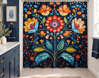 Puede incluir: Una cortina de ducha con fondo azul marino oscuro y un patrón floral simétrico y vibrante en tonos naranja, rojo, amarillo y azul claro. El diseño incluye flores estilizadas, hojas y pequeñas bayas dispuestas en una composición botánica central.
