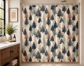 Puede incluir: Una cortina de ducha con un patrón repetitivo de árboles de hoja perenne estilizados en tonos azul oscuro, azul claro y naranja apagado sobre un fondo color crema con líneas onduladas horizontales, colgada de una barra de metal plateado.