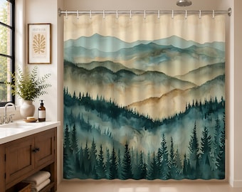 Puede incluir: Una cortina de ducha con un estampado de paisaje estilo acuarela de cadenas montañosas superpuestas en tonos azul, verde azulado y beige, con un denso bosque de pinos de color verde oscuro en primer plano, colgada de una barra de metal.