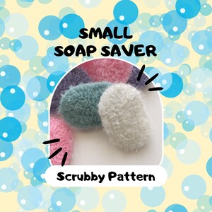 Könnte beinhalten: Ein Set aus vier kleinen, bunten Seifenschonern in verschiedenen Farben, darunter Rosa, Lila, Weiß und Grün. Die Seifenschoner bestehen aus einem weichen, scheuernden Material und sind mit "Small Soap Saver Scrubby Pattern" beschriftet.