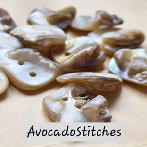 IRREGULAR PEARL / White 2-Hole Seashell Buttons / 15-20mm (Set of 4)