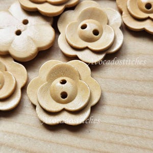VINTAGE FLOWER Multi-Petal / Beige Oatmeal 2-Hole Wooden Buttons / 25mm (Set of 6)