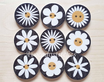WHITE DAISIES / 15-25mm / 8 buttons / Wooden Buttons / Sewing Buttons