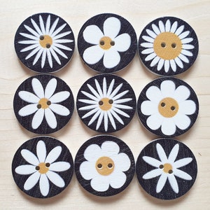 WHITE DAISIES - 15-25mm - Wooden Buttons / floral wood buttons /Decorative Buttons / Sewing / Scrapbooking