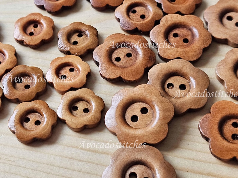 VINTAGE FLOWER BROWN / Brown 2-Hole Wooden Buttons / 11.5-38mm