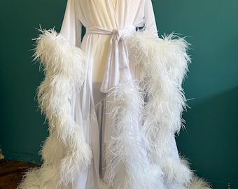 Bata de gasa con ribete de plumas de avestruz en blanco