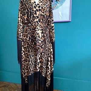 Leopardmönstrad kimono-morgonrock med tofskant