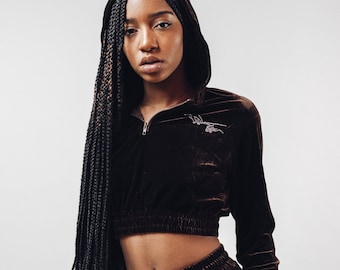 Chándal de terciopelo marrón: logotipo de cristal y pantalones de cintura alta