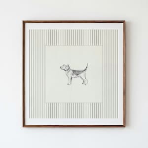 Könnte beinhalten: Ein quadratisches gerahmtes Wandbild mit einer schwarz-weißen Tuschzeichnung eines stehenden Beagle-Hundes im Profil. Das Kunstwerk ist auf einem cremefarbenen Hintergrund zentriert, umgeben von einem Rand aus dünnen vertikalen schwarzen Linien in einem dunklen Holzrahmen.