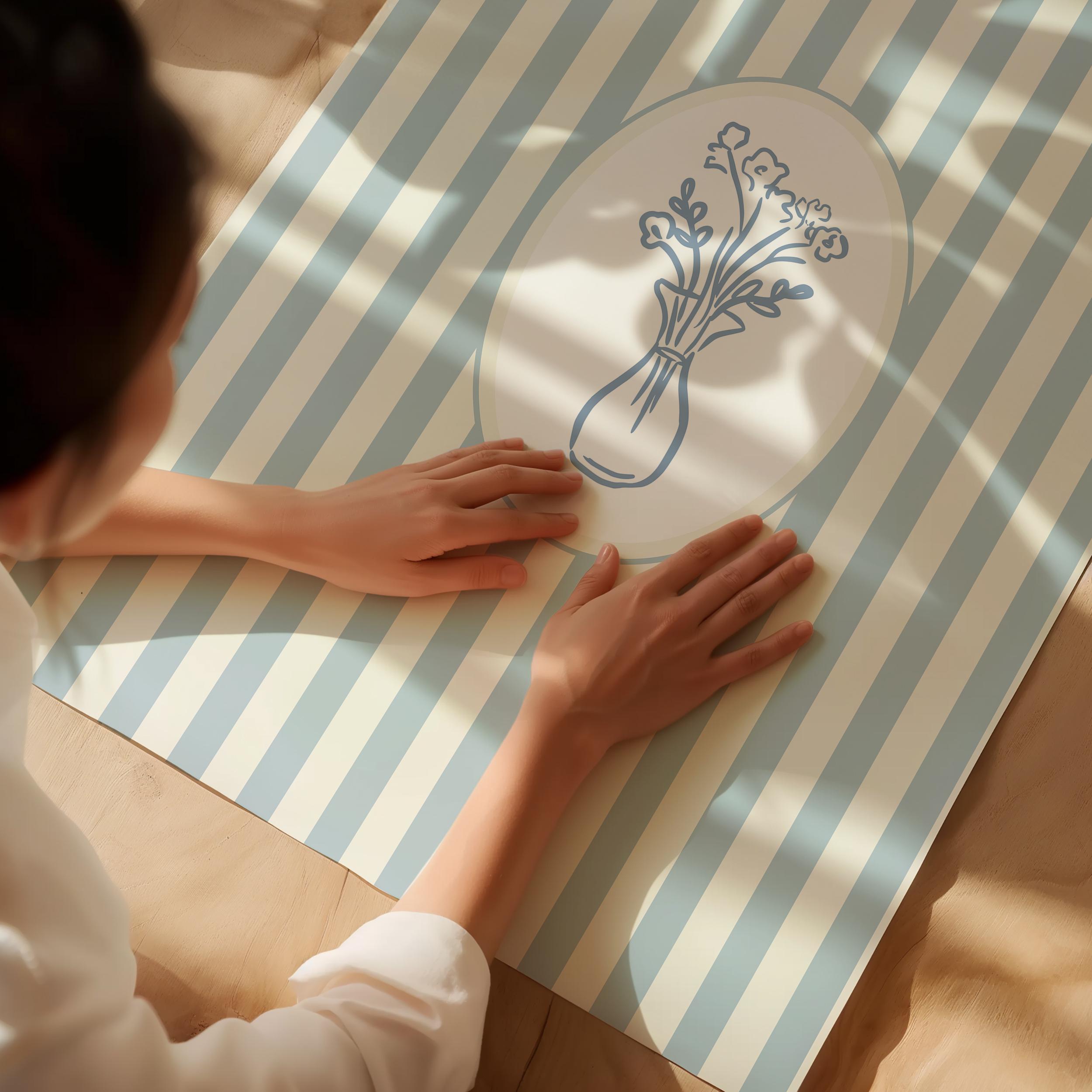 青と白のストライプ模様の花柄ボタニカル花瓶プリント：トレンディな