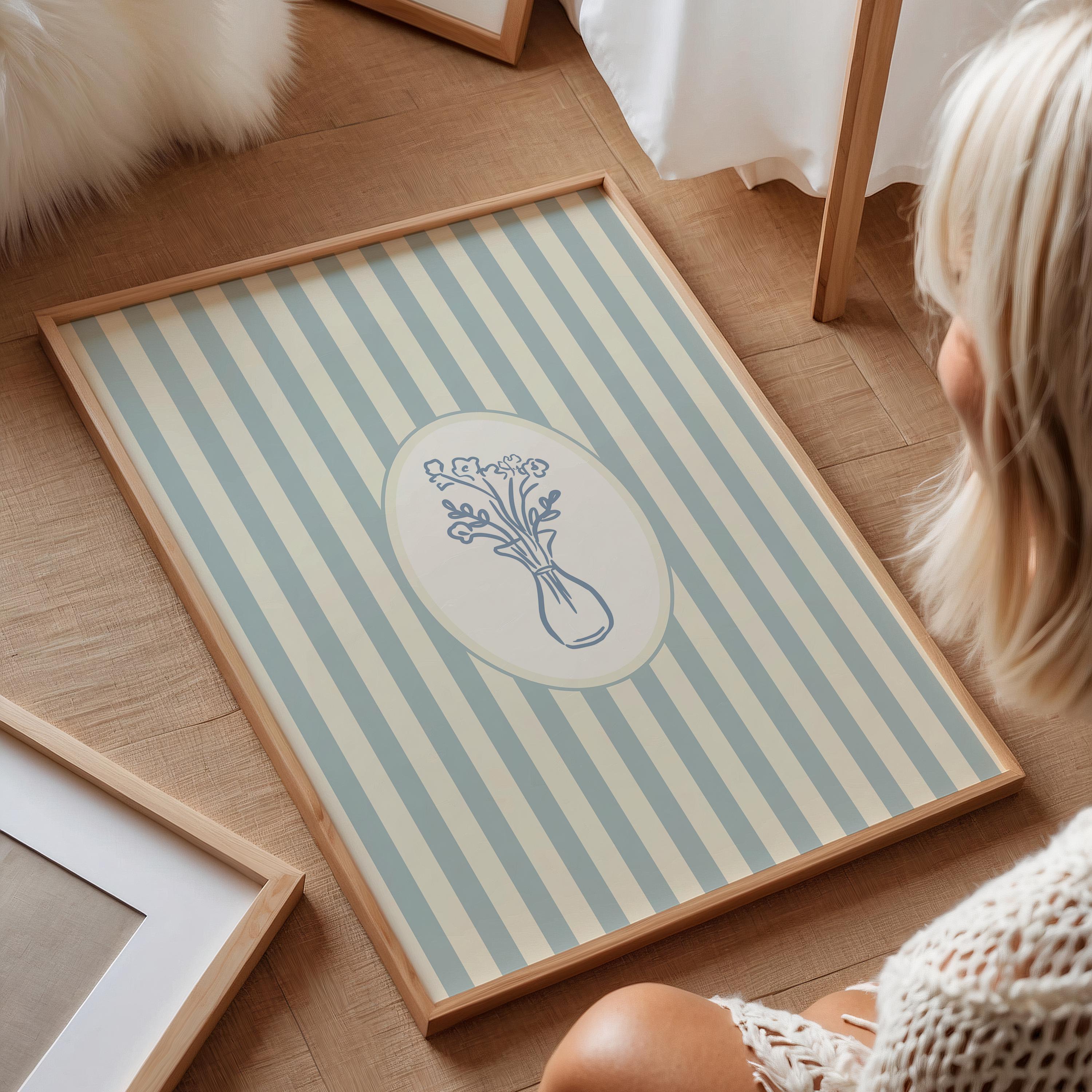 青と白のストライプ模様の花柄ボタニカル花瓶プリント：トレンディな