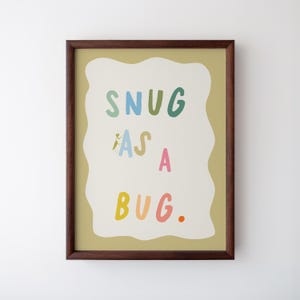 Tryck med "Snug As A Bug": Trendig barnrumsinredning, digitala nedladdningar, konsttryck, presentidé, estetik