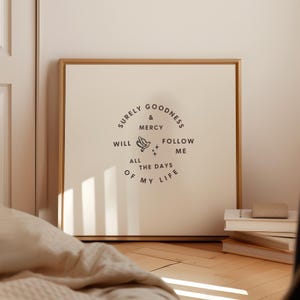 Könnte beinhalten: Ein gerahmter Druck mit einem goldenen Rahmen und weißem Hintergrund. Der Druck zeigt ein schwarz-weißes Design mit dem Text "Sicherlich werden Güte und Barmherzigkeit mir folgen all die Tage meines Lebens".