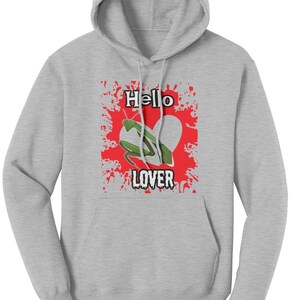 Pode incluir: Um moletom cinza com uma estampa gráfica vermelha e branca de uma mantis religiosa dentro de um coração com o texto "Hello Lover".