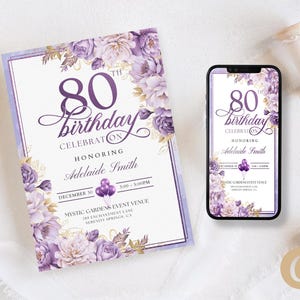 Puede incluir: Invitación de cumpleaños número 80 de color morado y dorado con diseño floral. La invitación dice "Celebración del 80 cumpleaños en honor a Adelaide Smith" e incluye la fecha, la hora y el lugar del evento.