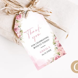 Pode incluir: Etiqueta de presente de agradecimento floral rosa com o texto "Obrigado por celebrar conosco hoje!" e o nome "Sheila" e a data "06.30.20XX".