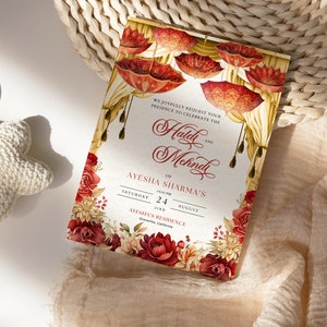 K&ouml;nnte beinhalten: Eine Hochzeitseinladung mit einem floralen Design mit roten und goldenen Blumen. Der Einladungstext lautet: "Wir bitten Sie herzlich, an der Feier des Haldi und Mehndi von Ayesha Sharma teilzunehmen, am Samstag, den 24. August 20xx, in Ayeshas Residenz, Greenville, Kalifornien."