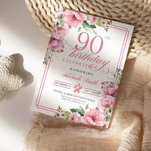 Peut inclure: Une invitation de f&ecirc;te d'anniversaire florale rose et blanche avec une bordure dor&eacute;e scintillante. L'invitation indique "90e anniversaire c&eacute;l&eacute;bration en l'honneur d'Adelaide Smith" et comprend la date, l'heure et le lieu de l'&eacute;v&eacute;nement.