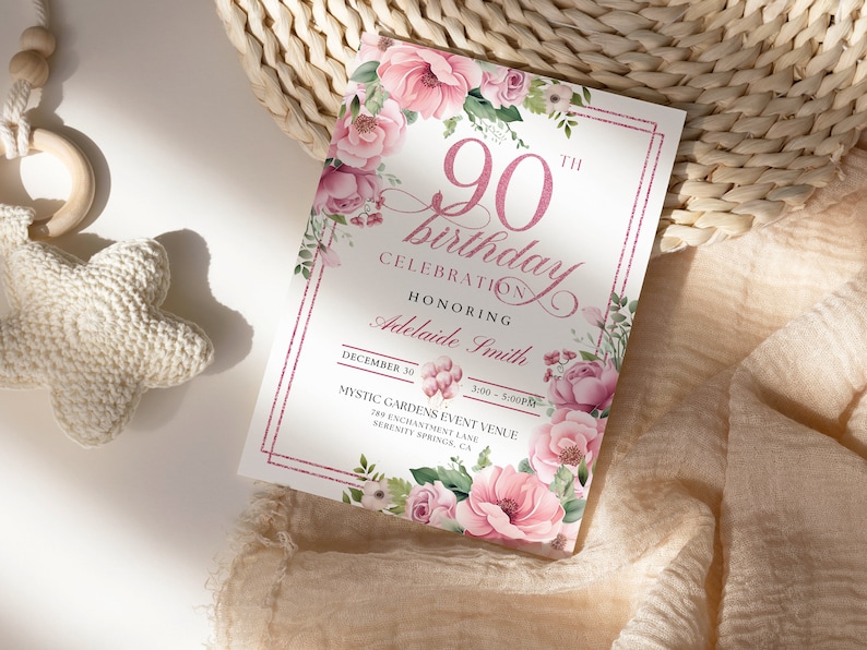 Peut inclure: Une invitation de f&ecirc;te d'anniversaire florale rose et blanche avec une bordure dor&eacute;e scintillante. L'invitation indique "90e anniversaire c&eacute;l&eacute;bration en l'honneur d'Adelaide Smith" et comprend la date, l'heure et le lieu de l'&eacute;v&eacute;nement.