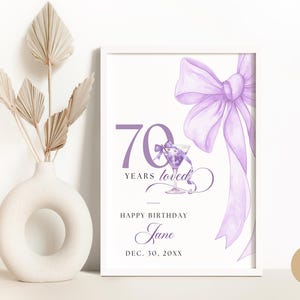 Lila Schleife 70. Geburtstag Willkommensschild Vorlage für Mutter Oma Tante, Lila Schleifen-Thema 70 Jahre geliebt Platinum Jubiläums-Party-Poster BP0114