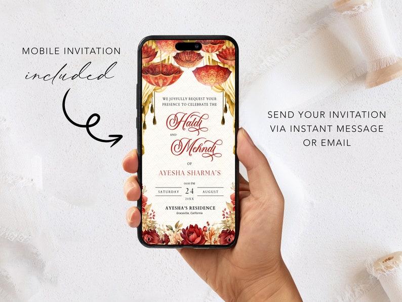 K&ouml;nnte beinhalten: Der Bildschirm eines Mobiltelefons zeigt eine digitale Einladung zu einer Haldi- und Mehndi-Zeremonie f&uuml;r Ayesha Sharma. Die Einladung zeigt ein florales Design mit roten und goldenen Akzenten. Der Text lautet: "Wir bitten Sie herzlich, an der Feier des Haldi und Mehndi von Ayesha Sharma am Samstag, den 24. August 20XX, in Ayeshas Residenz in Greenville, Kalifornien, teilzunehmen."