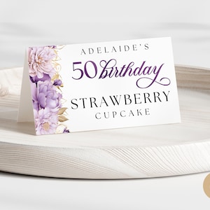 Modelo de rótulo de comida de aniversário de 50 anos Canva para mãe e avó, lilás, roxo, lavanda, floral, 50 anos, menu dourado, nome, decoração de festa BP0118