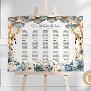 Puede incluir: Un plano de asientos de boda con un esquema de color azul y dorado. El plano presenta un diseño floral con flores azules y blancas y detalles dorados. El plano está titulado "Nuestra Gente Favorita" y enumera los nombres de los invitados en cada mesa. El texto en la parte inferior del plano dice "Ayesha's Haldi & Mehndi Night 10.10.20XX".