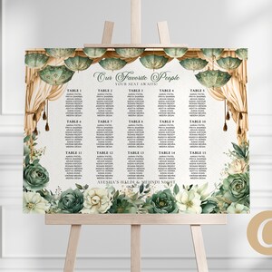 Puede incluir: Un plano de asientos de boda con un esquema de color verde y dorado. El plano está decorado con ilustraciones florales y el texto "Our Favorite People Your Seat Awaits!" El plano enumera las mesas y los nombres de los invitados.
