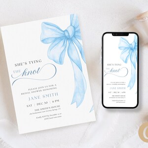Puede incluir: Una invitación a una despedida de soltera con un lazo aguamarina y el texto "She's Tying the Knot". La invitación está sobre un fondo blanco, con un diseño a juego en la pantalla de un smartphone. Incluye detalles del evento.