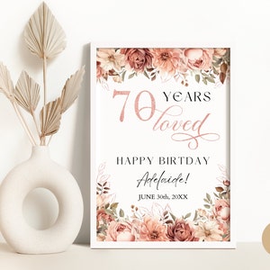 Plantilla de cartel de bienvenida para 70.º cumpleaños para madres y abuelas. Elegante póster floral en oro rosa para la fiesta del 70.º aniversario de platino (BP0050).