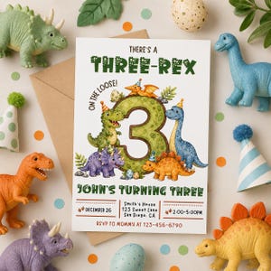 Op de afbeelding: Een witte verjaardagsuitnodigingskaart met de tekst THERE'S A THREE-REX ON THE LOOSE! en JOHN'S TURNING THREE. De kaart toont een groot groen cijfer 3 omringd door kleurrijke cartoon-dinosaurussen die feestmutsen dragen.