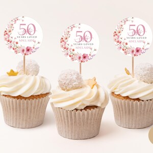 Blush Pink 50 Years Loved Birthday Cupcake Topper per donna, etichetta floreale per buffet 50 Years Loved, modello modificabile da scaricare digitalmente BP0076
