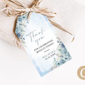 Pode incluir: Etiqueta de presente floral azul e branca com o texto "Obrigado por celebrar conosco hoje!" e o nome "Michael 06.30.20XX".