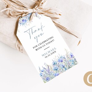 Pode incluir: Uma etiqueta de agradecimento branca com flores azuis em aquarela. O texto diz "Obrigado por celebrar conosco hoje!" e "MICHAEL 06.30.20XX".