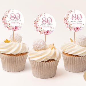 Blush Pink 80 Years Loved Birthday Cupcake Topper per donna, etichetta floreale per buffet 80 Years Loved, modello modificabile da scaricare digitalmente BP0079