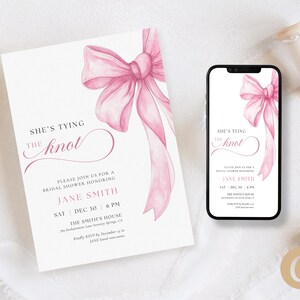 Puede incluir: Una invitación a una despedida de soltera con un lazo rosa de acuarela y el texto "She's Tying the Knot". La invitación está sobre un fondo blanco, con un diseño a juego en un smartphone. Incluye detalles del evento.